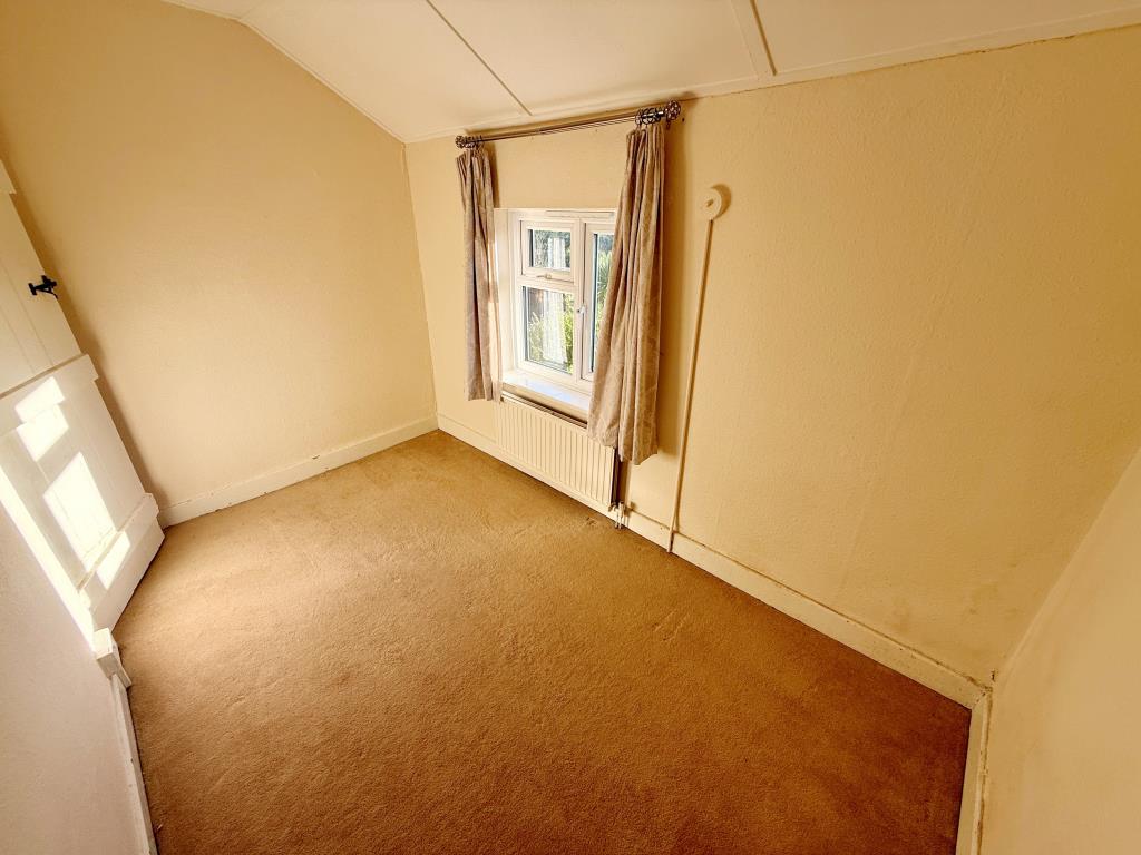 Lot: 60 - THREE-BEDROOM HOUSE FOR IMPROVEMENT - Bedroom two